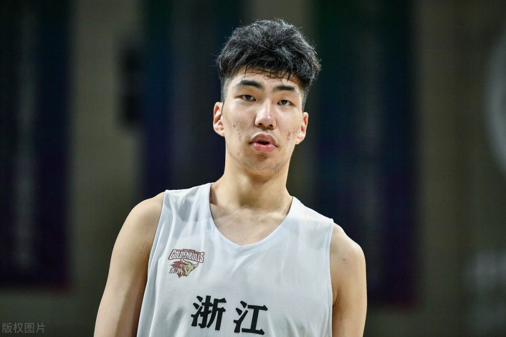 特效水准比肩好莱坞诚意之作拓宽华语科幻边界总监制兼主演古天乐将精心雕琢完成的作品《明日战记》呈现在观众面前，希望让大家看到目前华语科幻能达到的顶尖特效水准，其中包含装备设定、机甲实战、环境渲染等多维度的优质呈现都获得许多观众的好评，有人说《明日战记》“特效可以媲美好莱坞，打斗场景多，机甲迷必看”；也有人评价它“机甲细节做得超真实，画面极其震撼，中国第一部机甲科幻电影能做到这样，完全不输国际水平”